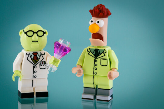 Dortmund Deutschland 13. August 2022 Lego Figur Dr. Honigtau und sein Assistent von der Muppet Show
