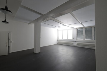 leeres büro in alter fabrik renoviert