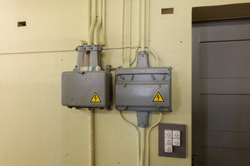 stromverteilung in altem haus fabrik 1960