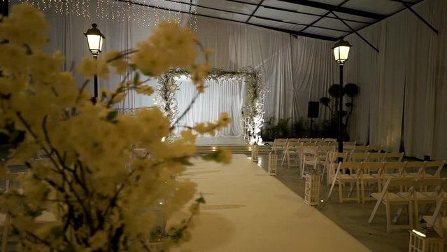Bypass of the chuppah in the wedding hall