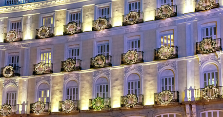 Edificio de la puerta del sol iluminado y adornado en Navidad, Madrid, España