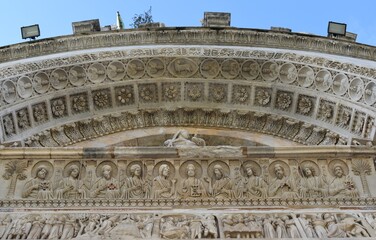 Obraz premium Lunetta del portale del Battistero romanico di San Giovanni a Pisa (Italy)