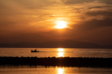 夕日の漁船