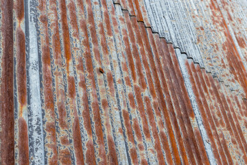 錆びた古いトタンの壁

