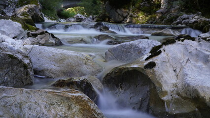 wünderschöner bergsee mit bergen und Flüssen