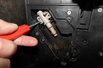 defekter Kaffeeautomat wird repariert, gewartet und gereinigt 