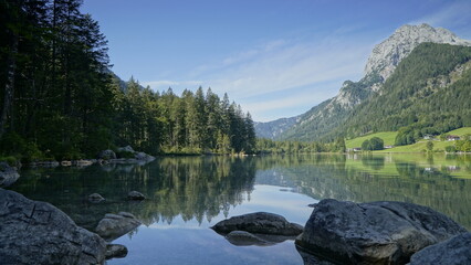 wünderschöner bergsee mit bergen und Flüssen