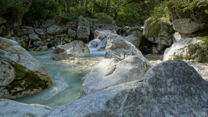 wünderschöner bergsee mit bergen und Flüssen