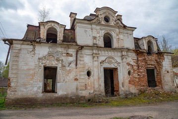 The ruins of the Countess house, later turned into a stud farm office. The estate of Count S.A. Stroganov. Pskov region, Porkhovsky district, Volyshovo - obrazy, fototapety, plakaty