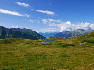 Naklejka premium bellissimo e scenico panorama montano in estate