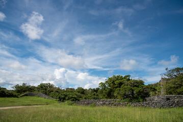 雲の広がる空と石垣のある広場