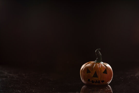 Cabeza de calabaza malvada con espacio para texto. Concepto de Halloween. 