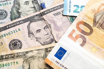 Notas de dólares americanos e notas de Euro, moeda da União Europeia. Conceitos de câmbio,...