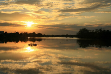 Obraz premium Beautiful sunset scenic at Bang Pakong river, Chachoengsao