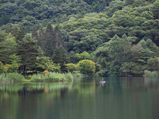 Fototapeta na wymiar 夏の蓼科湖とパドルボート