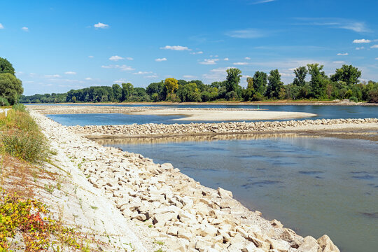 Niedrigwasser am Rhein bei Karlsruhe