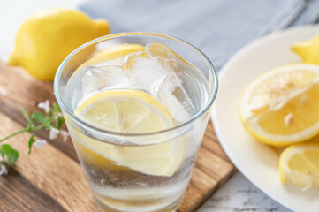 氷を入れた冷たいレモン水