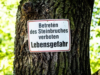 Betreten des Steinbruchs verboten