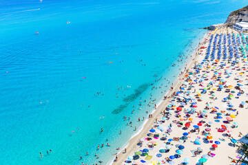 Strand von der mittelalterlichen Stadt Tropea in Kalabrien an der Küste vom Tyrrhenischen Meer im Süden Italiens am Zeh des italienischen Stiefels