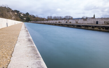 Canal latéral à la Garonne près d'Agen, ville située dans le sud-ouest de la France