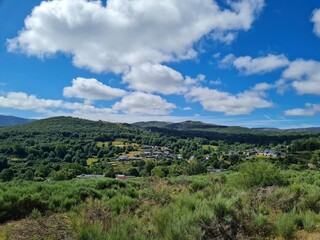 Naklejka premium Panorámica de un pueblo de montaña de la provincia de Ourense, Galicia