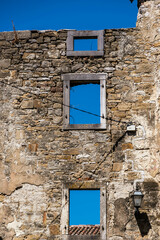 Fototapeta na wymiar window in the wall of a ruin in oprtalj, croatia