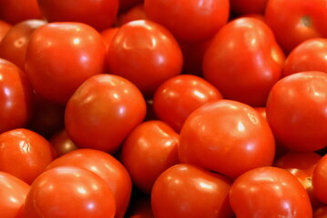 Reife, rot leuchtende Tomaten 
