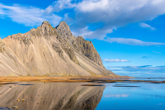 Wikingerdorf Requisite f&uuml;r Film
am Berg Stokksnes auf Island