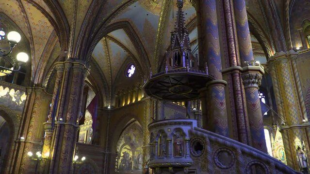 Particolare architettonico delle arcate, delle navate e delle colonne della chiesa di Mattia a Budapest