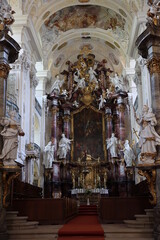 Obraz premium Altar in catholic cathedral, inside ancient catholic church 