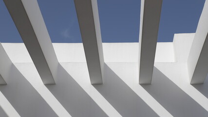 concepto de arquitectura artistica y abstracta de columnas con sol de atardecer y fondo de cielo...