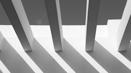 concepto de arquitectura artistica y abstracta de columnas con sol de atardecer. simetria y belleza en blanco y negro