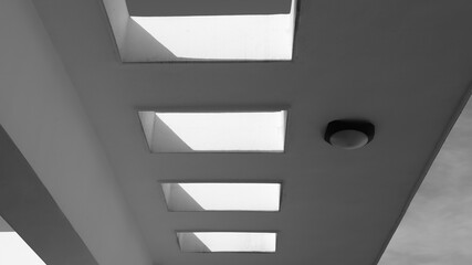 concepto de arquitectura artística y abstracta de columnas. simetría y belleza en blanco y negro.