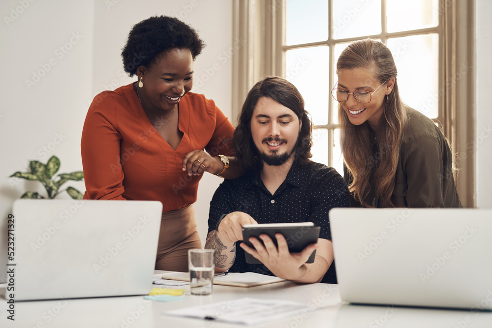 Aufkleber innovation, motivation and planning online while diverse team talk strategy and vision motivation fo
