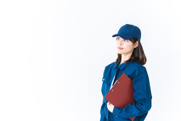 作業服で確認をする女性の現場監督