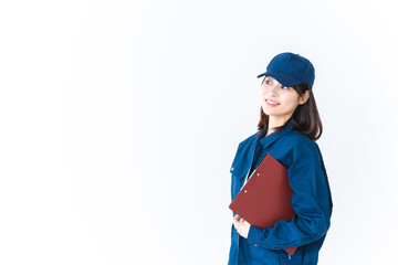 作業服で確認をする女性の現場監督