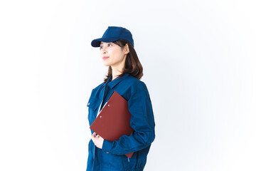 作業服で確認をする女性の現場監督