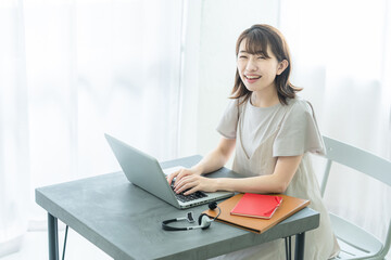 Fototapeta premium ノートパソコンを操作する女性