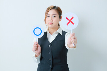 	✖プレートを突き出す悲しい表情の若いOL