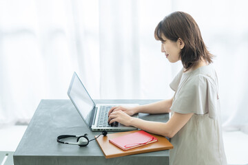 Fototapeta premium ノートパソコンを操作する女性