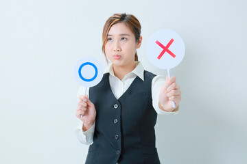 	変顔をして✖プレートを突き出す若いOL