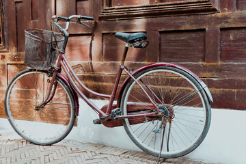 Fototapeta na wymiar old bicycle in front of brick wall