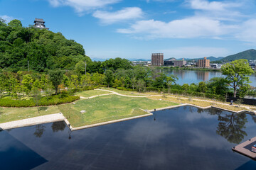 Fototapeta premium 犬山城と庭園の風景