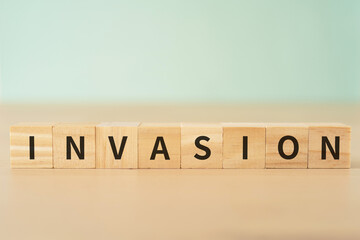 侵略・侵入のイメージ｜「INVASION」と書かれたブロック
