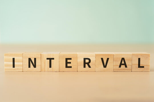 インターバル・間隔のイメージ｜「INTERVAL」と書かれたブロック
