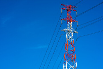 高くそびえる送電線用架空鉄塔