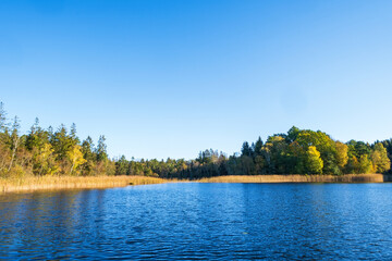 Fototapeta premium Beautiful lake view a autumn day