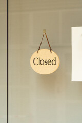 店頭に掲げられた閉店中の看板