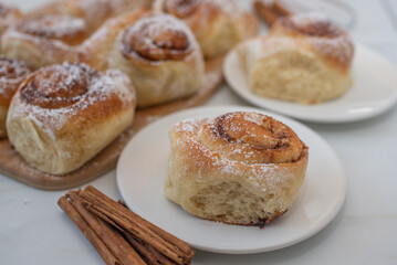 Obraz na płótnie Canvas sweet home made cinnamon roll buns on a table