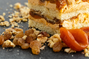 tartlet with nuts and dried fruits poured with caramel, the ingredients used in the tartlet are hazelnuts, peanuts, dried apricots, dried plums, walnuts